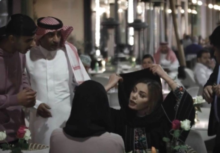 فتاتان سعوديتان تعترضان على تواجد رجل ملتحي داخل مطعم.. شاهد ردة فعل الزبائن (فيديو)