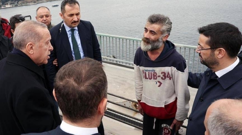 شاهد .. كيف نجح أردوغان بإقناع رجل تركيا بالتراجع عن الانتحار من فوق جسر بإسطنبول..؟(صورة)