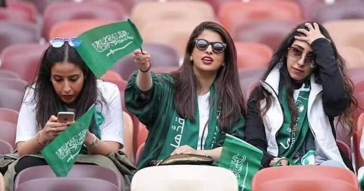 جميلات السعودية من مشجعات الأخضر يخطفن الأنظار في مدرجات مونديال قطر (شاهد)