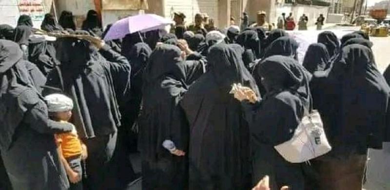 شاهد ميليشيا الحوثي تنشر الشرطة النسائية ” الزينبيات” لمنع المتظاهرات في صنعاء