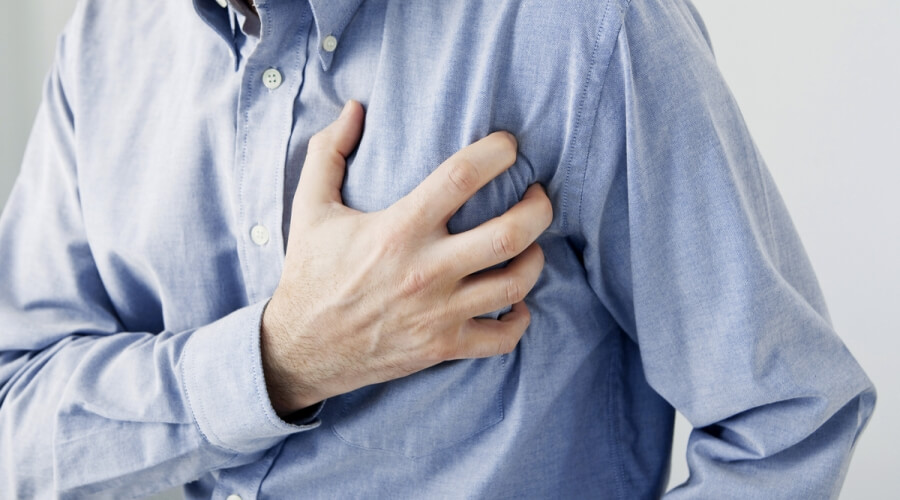 اتصل بالإسعاف فورا.. استشاري سعودي يكشف عن 5 أعراض تشير للإصابة بجلطة القلب