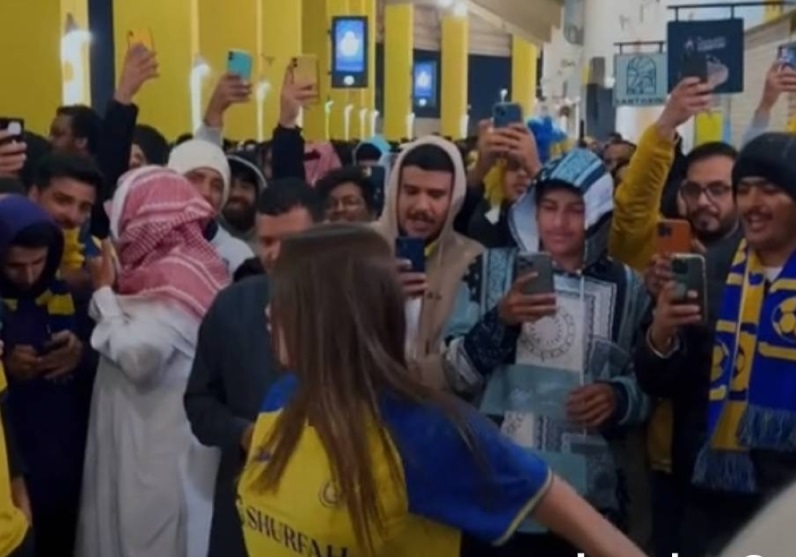 ظهرت بملابس مثيرة.. تجمهر كبير حول عاشقة رونالدو السعودية (فيديو)