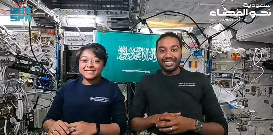 لأول مرة: شاهد..علم السعودية "لا إله إلا الله محمد رسول الله" يرفرف بمحطة الفضاء الدولية.. فيديو