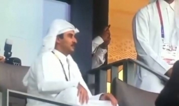 شاهد كيف كانت ردة فعل أمير قطر بعد ضياع ركلة جزاء المنتخب السعودي في مرمى بولندا (فيديو)