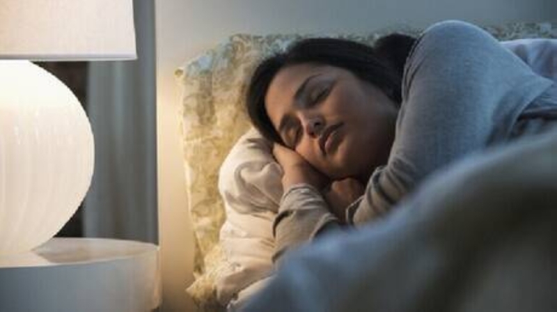 "أخصائي" يكشف وضعيات الرأس الأكثر ضررا أثناء النوم.. ويوضح أفضل وضعية