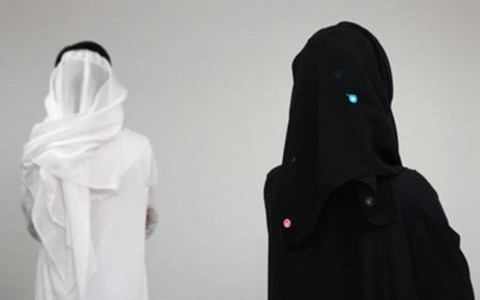 ضبط فتاة سعودية دخلت محل وقامت بفعل صادم مع العامل .. والمفاجأة كيف تم كشف امرهم!