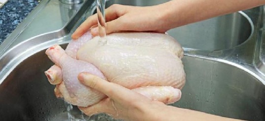 غسل الدجاج قبل الطهي