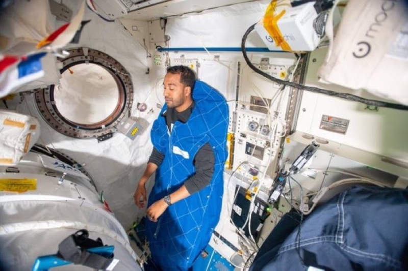 شاهد.. رائد الفضاء السعودي"علي القرني" ينشر صورة من غرفة نومه ويوضح كيفية تثبيت نفسه