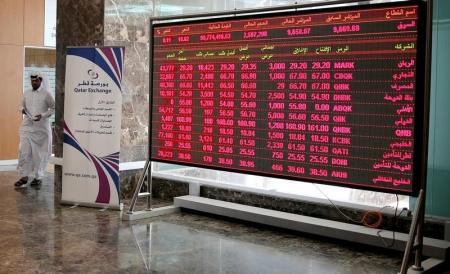 شاشة تعرض أسعار الأسهم في بورصة قطر بالدوحة