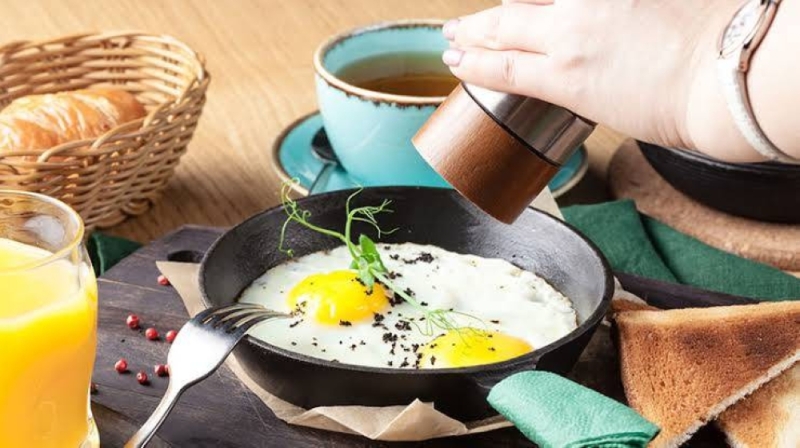 هل البيض المقلي يرفع الكوليسترول؟.. خبراء يجيبون ويحددون كم بيضة يمكن تناولها في الأسبوع